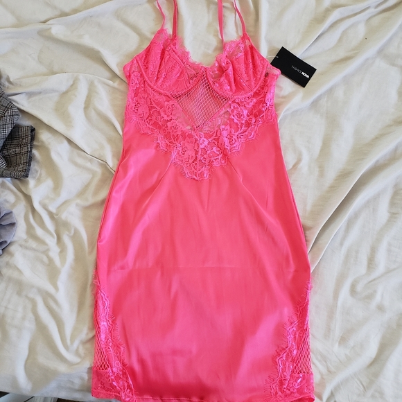 feeling out the night dress